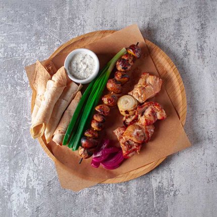 Шашлык из курицы картофелем черри и шампиньонами на шпажке