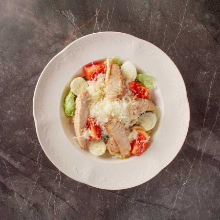 Салат Цезарь с куриной грудкой гриль