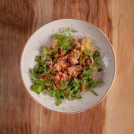 Салат с курицей гриль битыми огурцами и картофелем черри